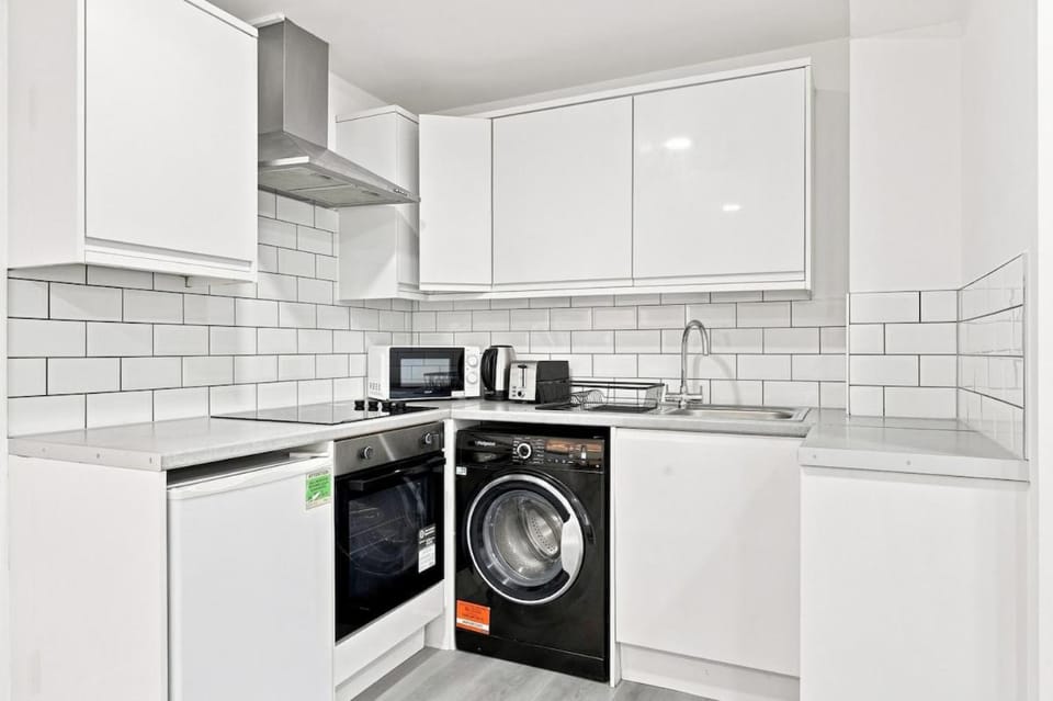 Modern 1 Bed Ilford Lane London Access Apartment in Barking
