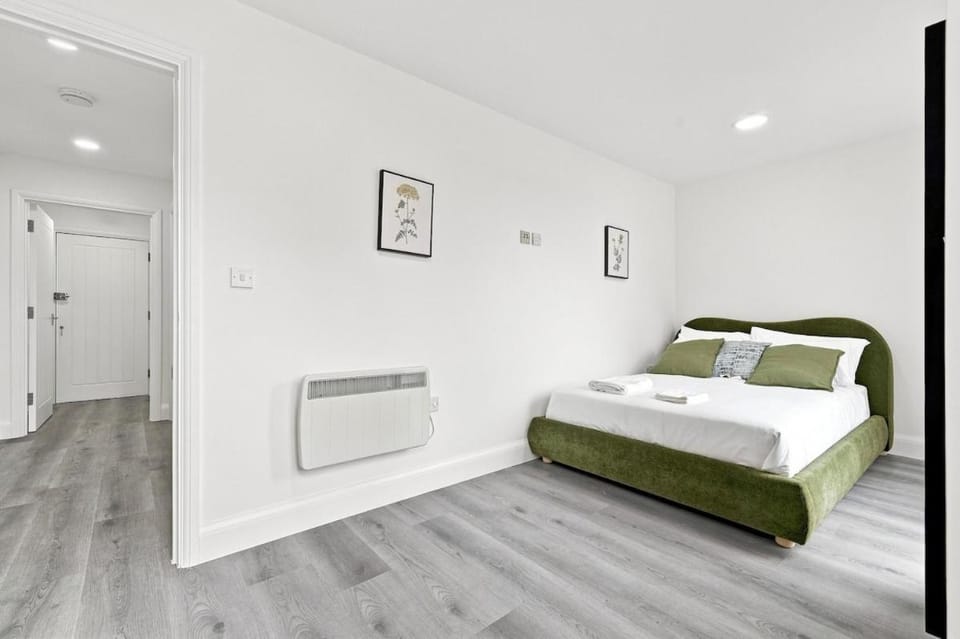 Modern 1 Bed Ilford Lane London Access Apartment in Barking