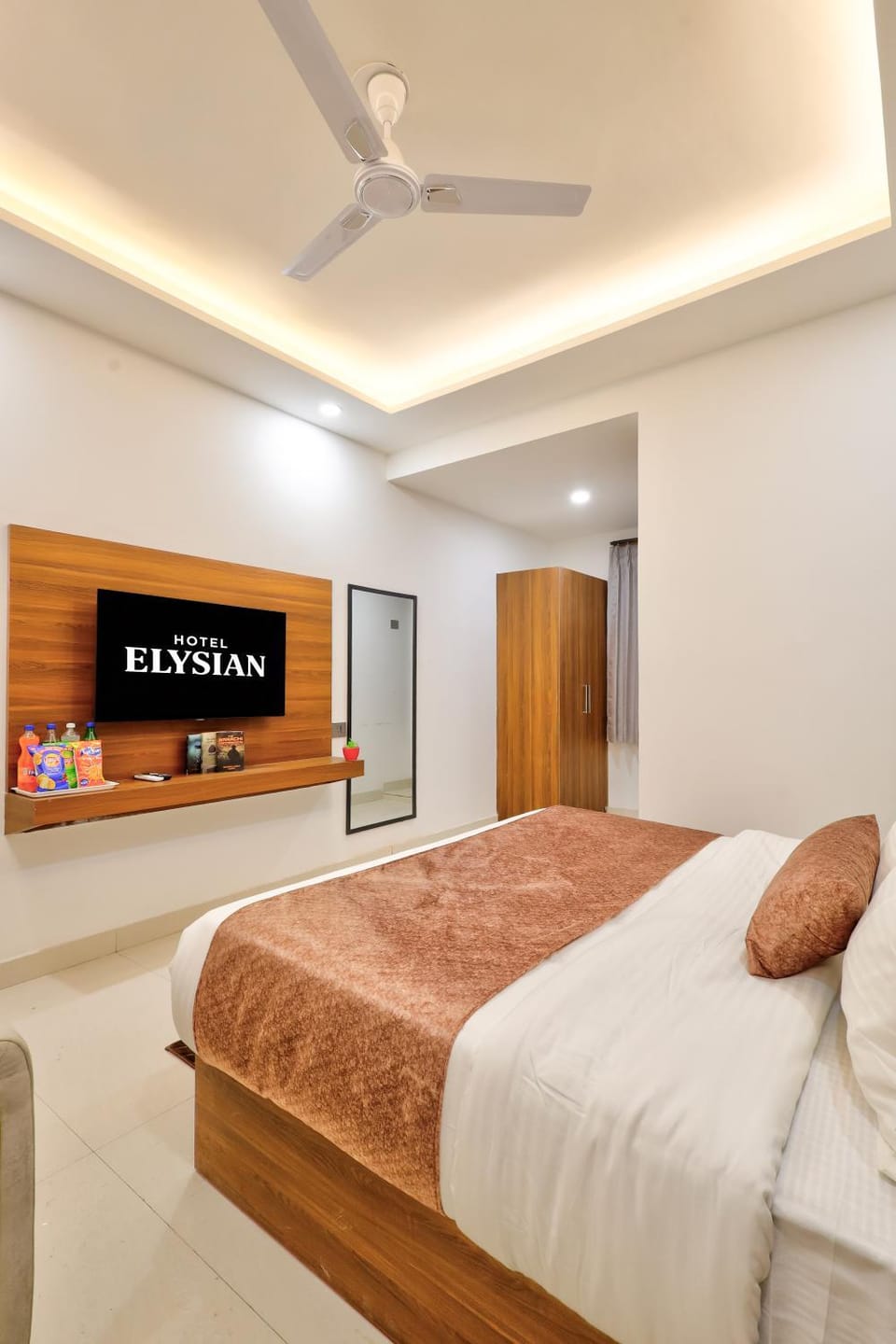 Bed, Property logo or sign, TV and multimedia, Photo of the whole room, Logo/Certificate/Sign, Bedroom, Text overlay, fireplace, wardrobe