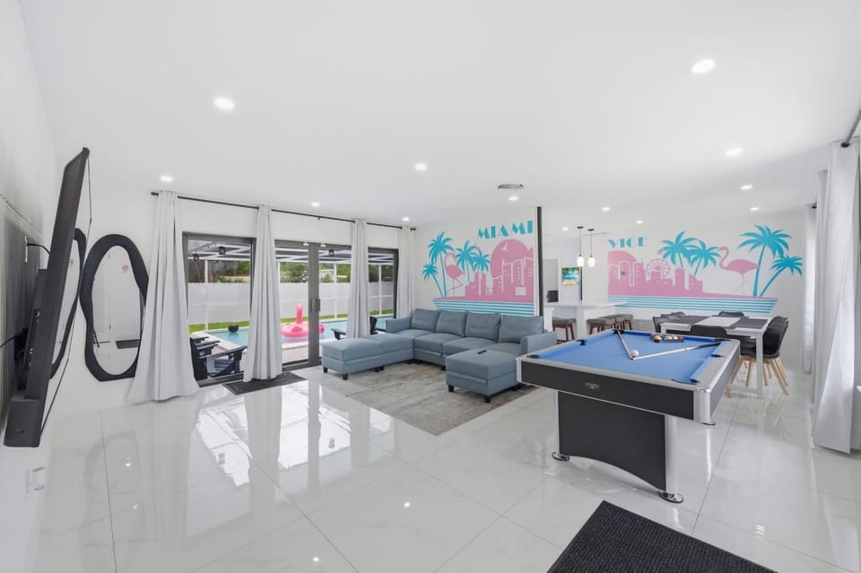 Billiard, TV and multimedia, Living room, Seating area