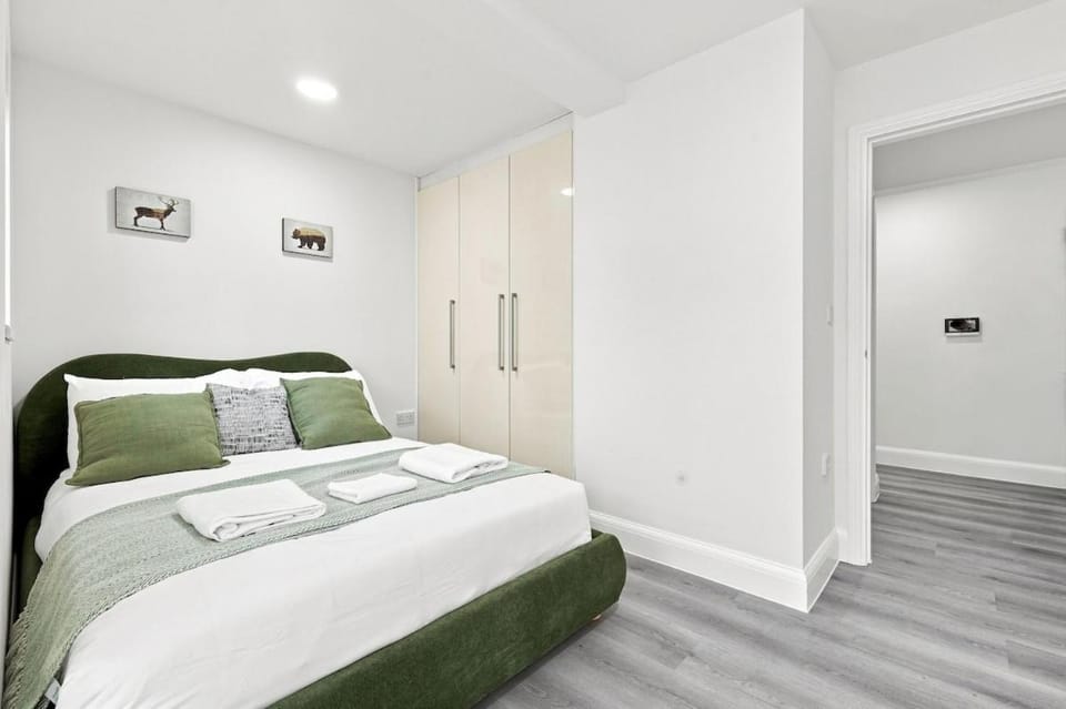 Modern 1 Bed Near Elizabeth Line Ilford Apartment in Barking