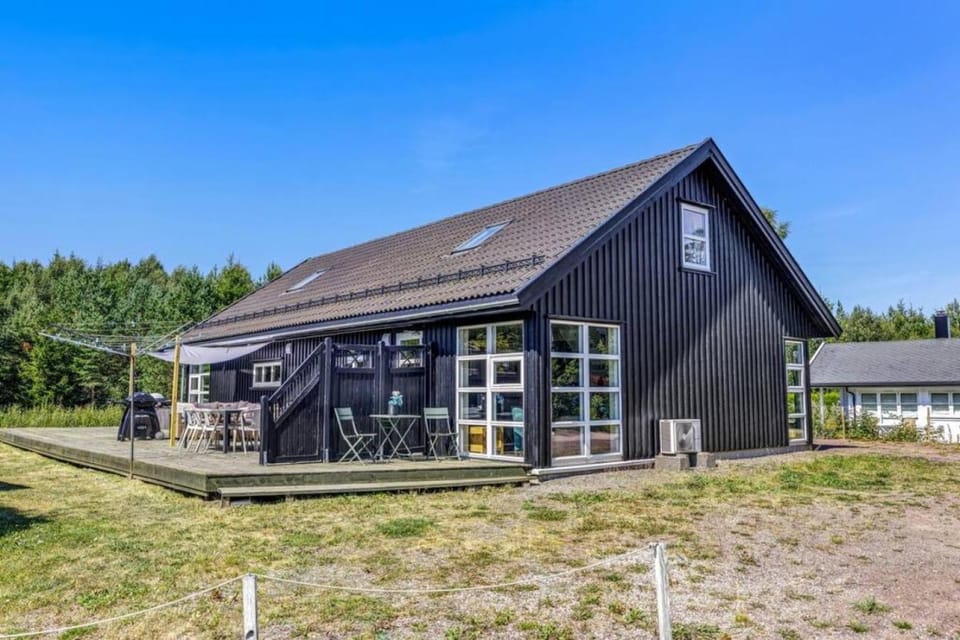 Vakker hytte i skogkanten ved vannet -6 sengeplasser. House in Viken, Norway
