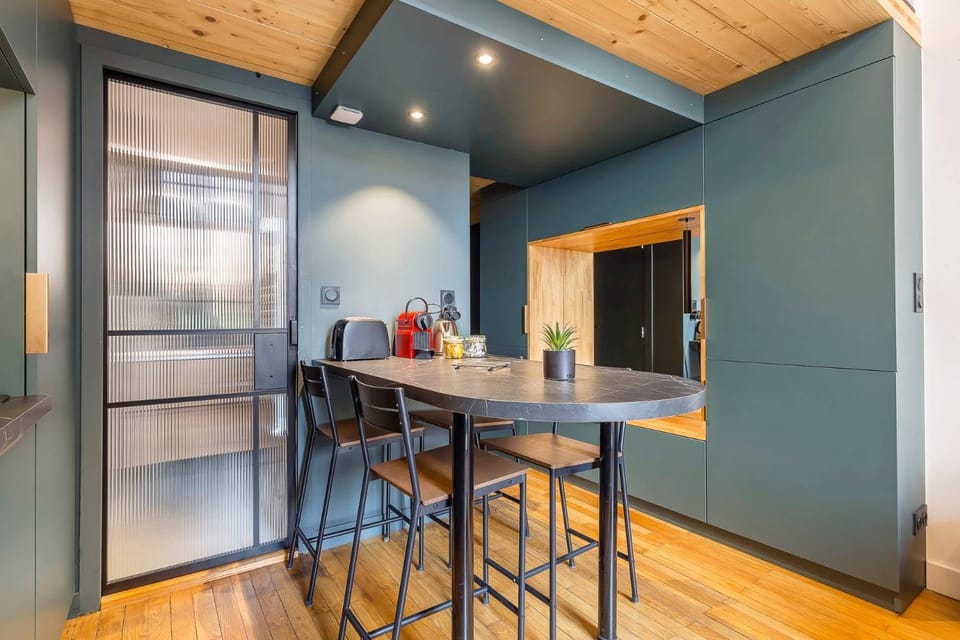 Kitchen or kitchenette, Dining area