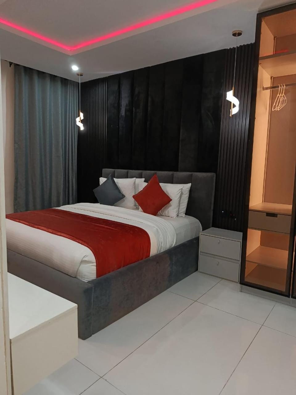 Bed, Photo of the whole room, Bedroom