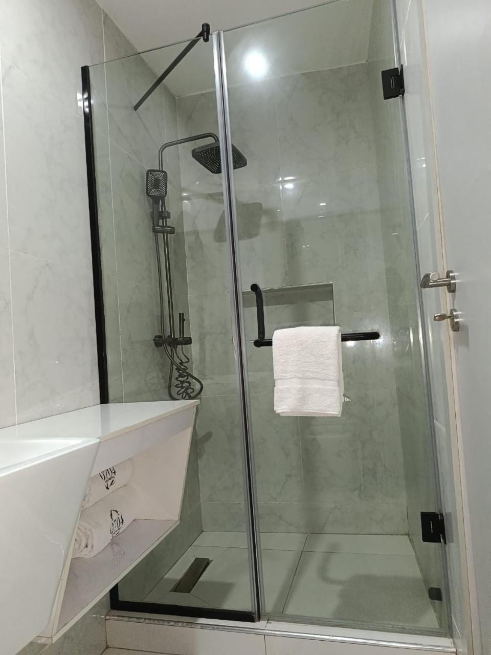 Shower, Bathroom, towels