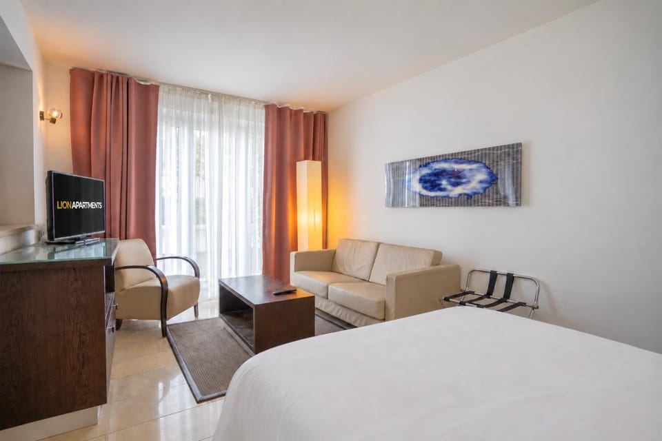 Bed, TV and multimedia, Living room, Photo of the whole room