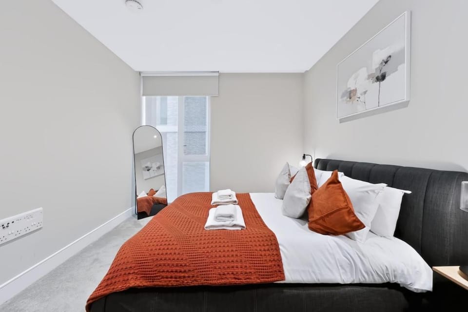 Modern 2 Bed Battersea Retreat Next to the Park Apartment in London
