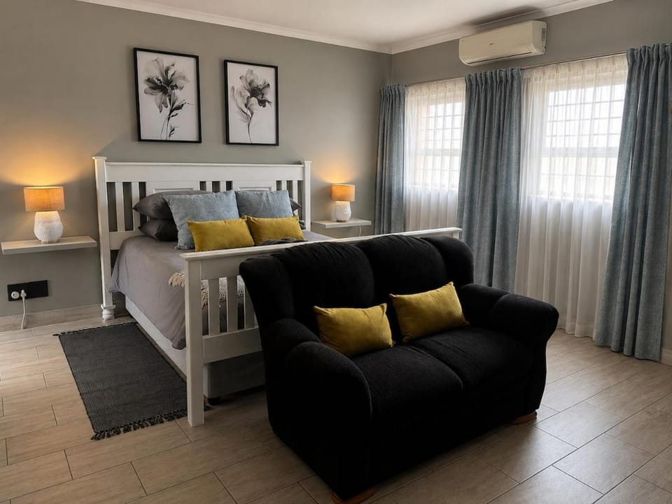 Bed, Seating area, Bedroom