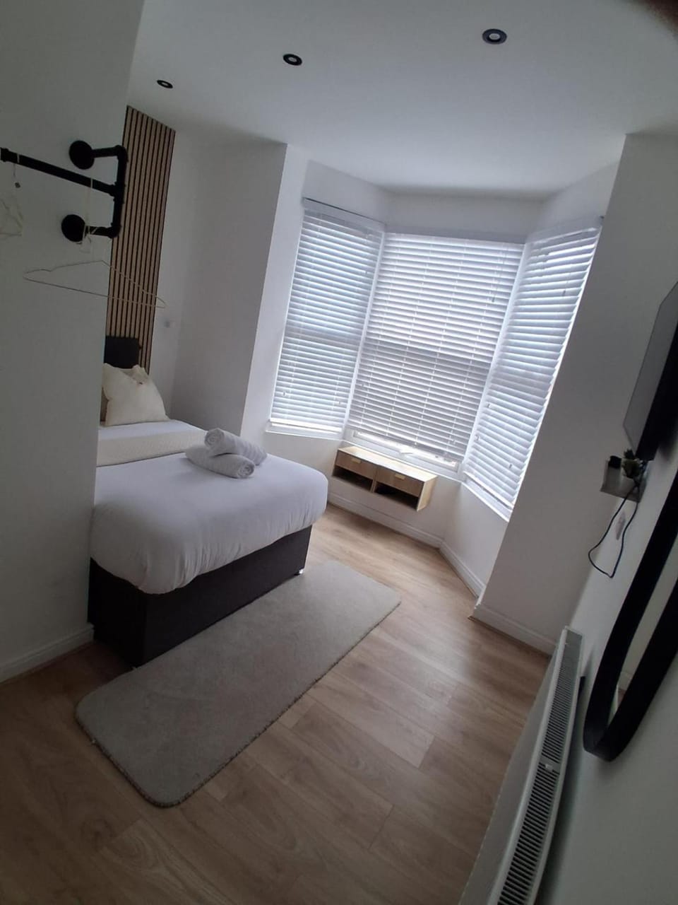 Molineux House - Sleeps 10 - Free Parking Apartment in Wolverhampton
