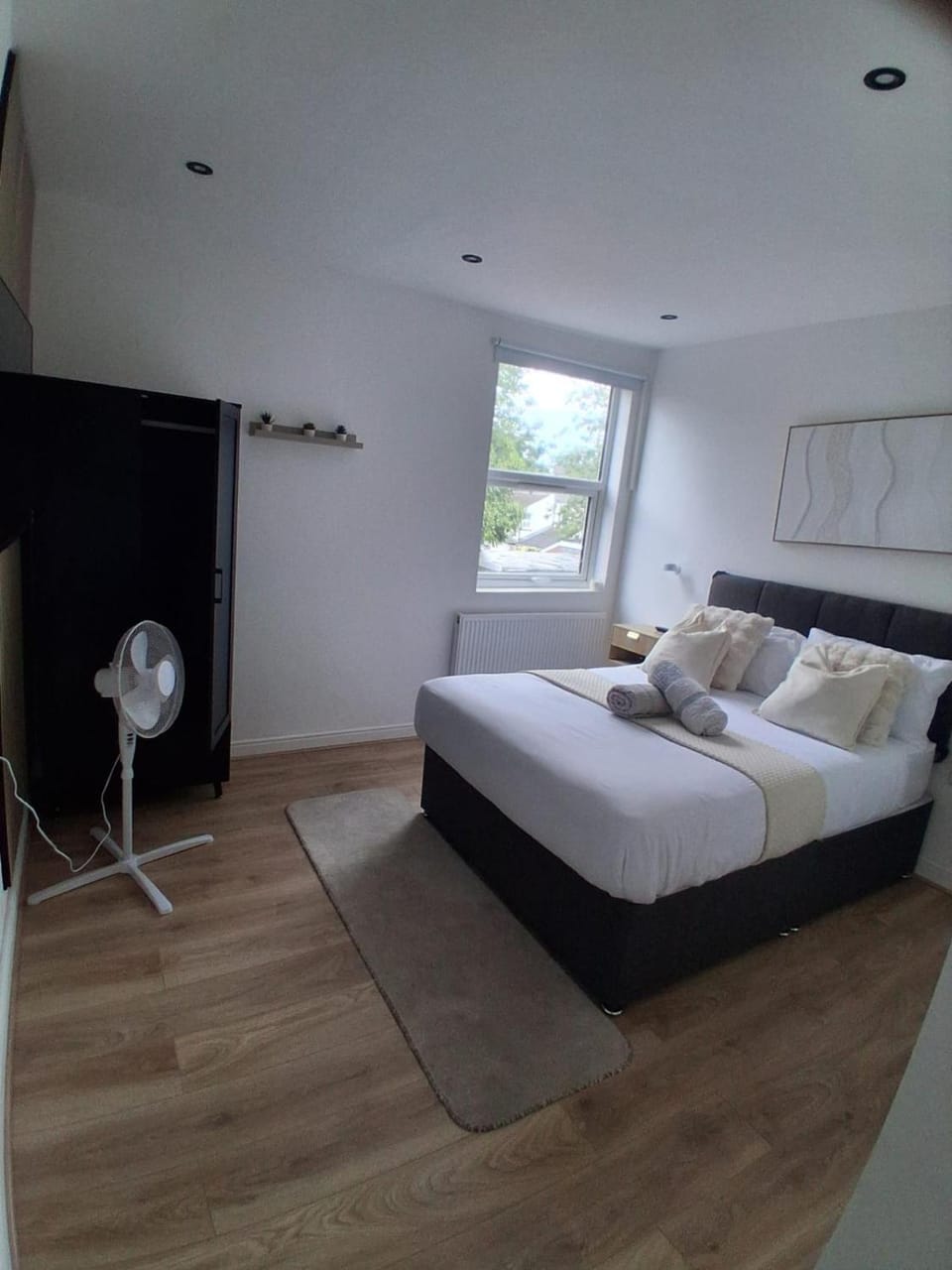 Molineux House - Sleeps 10 - Free Parking Apartment in Wolverhampton