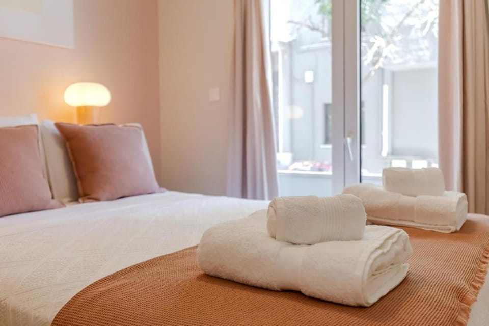 Bed, Bedroom, towels