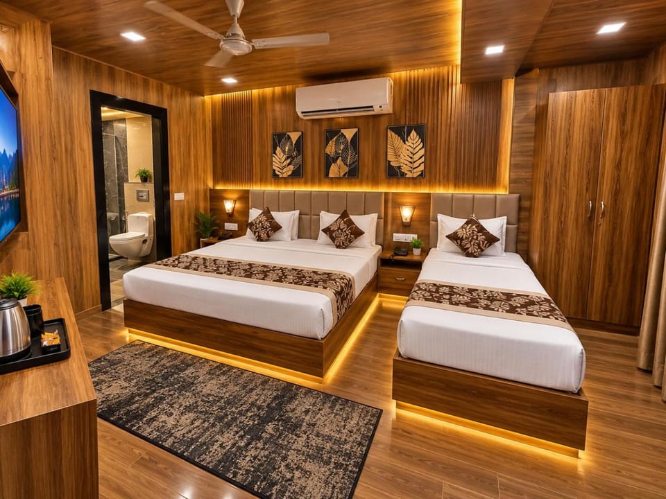 Property building, Bed, TV and multimedia, Photo of the whole room, Bedroom, fireplace, air conditioner