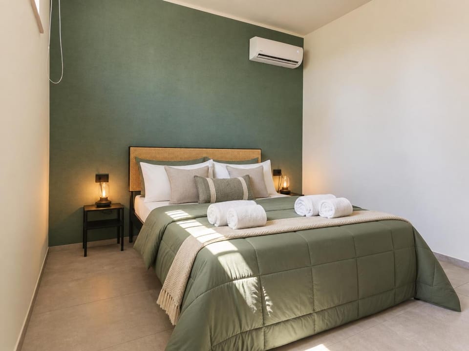 Bed, Photo of the whole room, towels, air conditioner