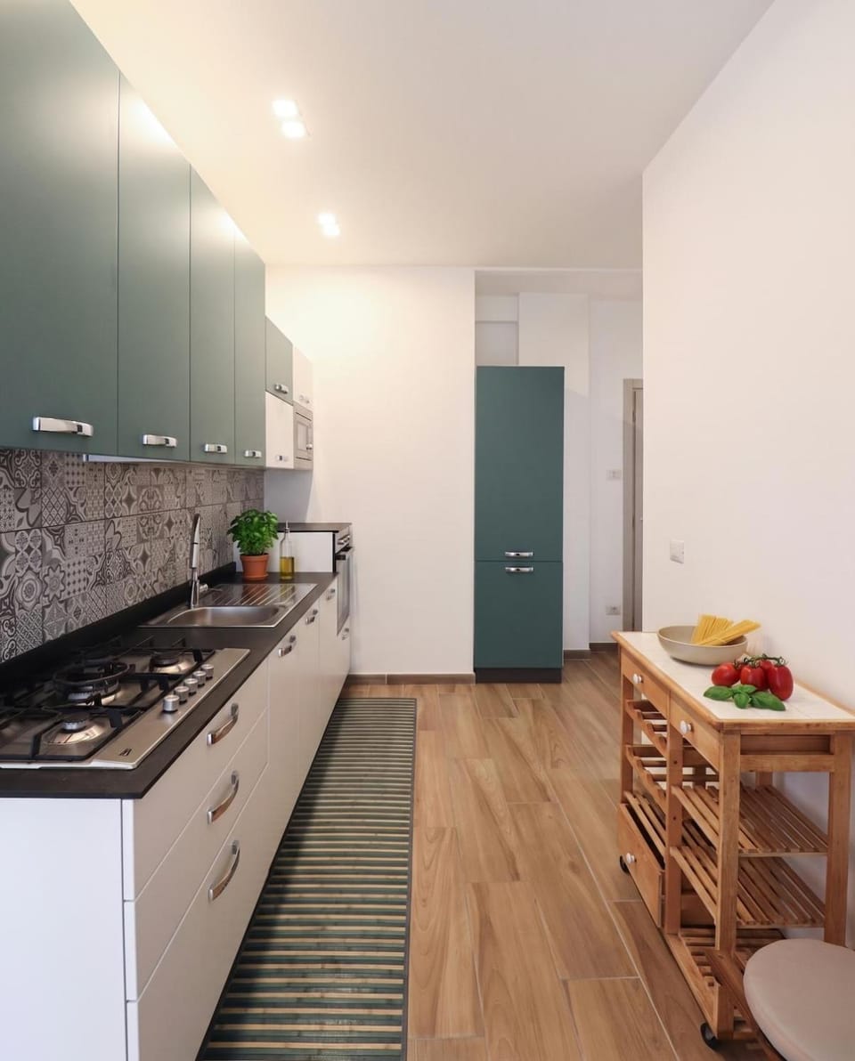 Elegant & Quiet Chic Home - Near Station, Balcony Apartment in Rome