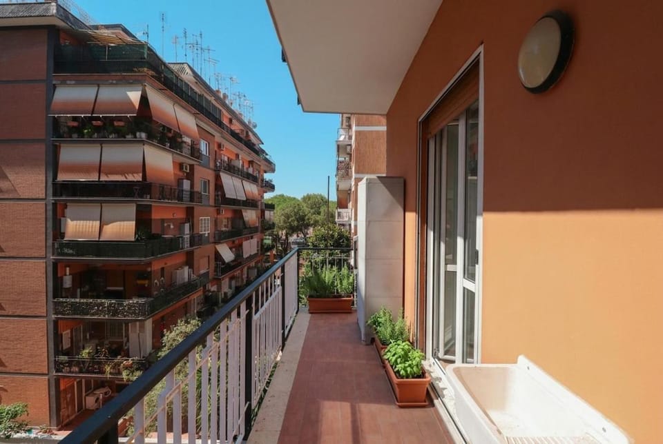 Elegant & Quiet Chic Home - Near Station, Balcony Apartment in Rome
