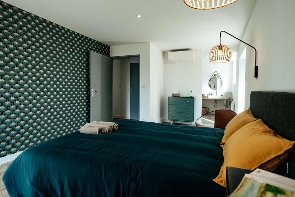 Bed, Photo of the whole room, Bedroom, towels, air conditioner