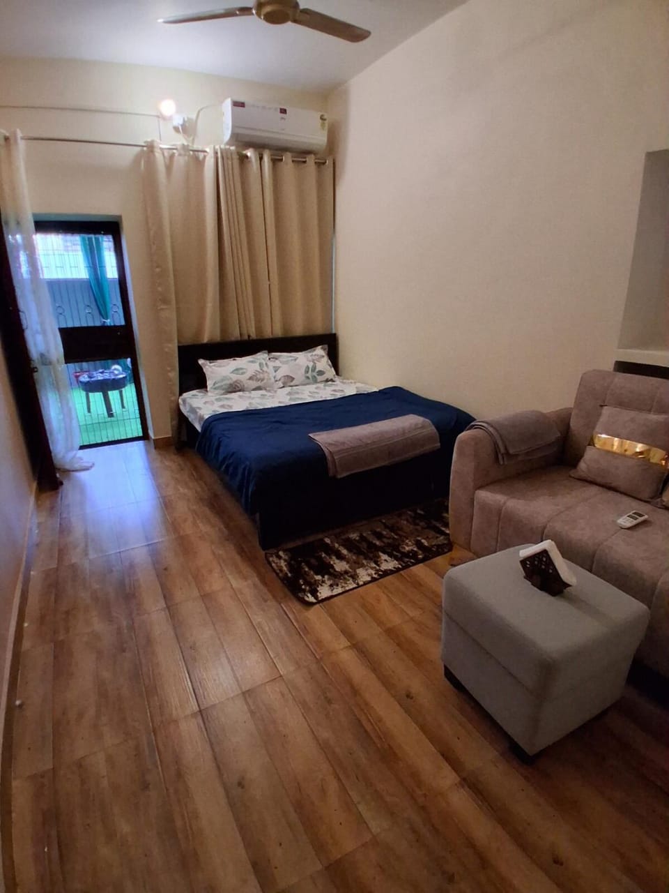 Living room, Photo of the whole room