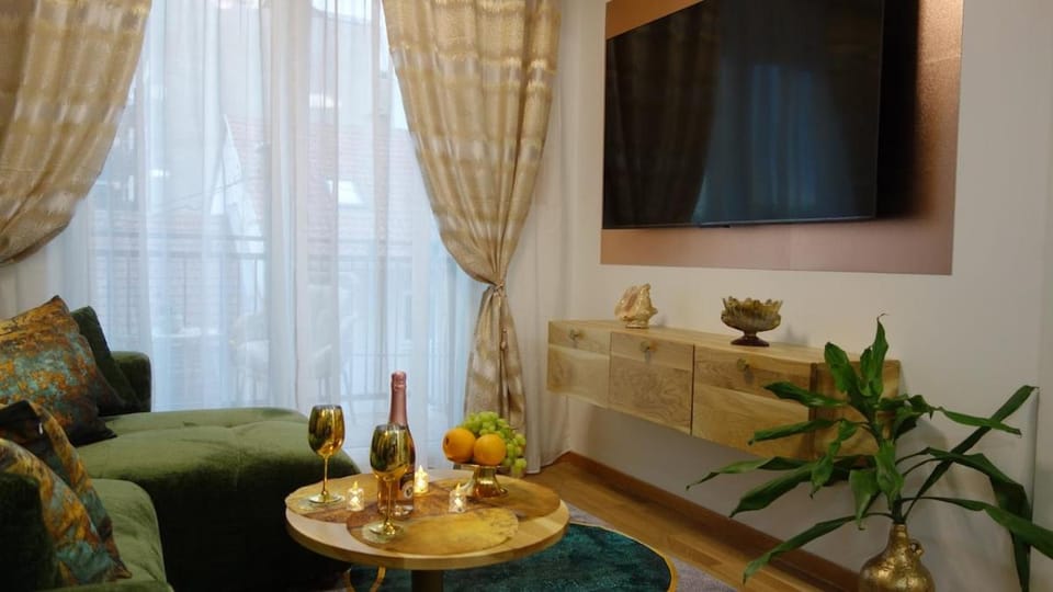Oak Luxury Jacuzzi Suite Apartment in Vojvodina