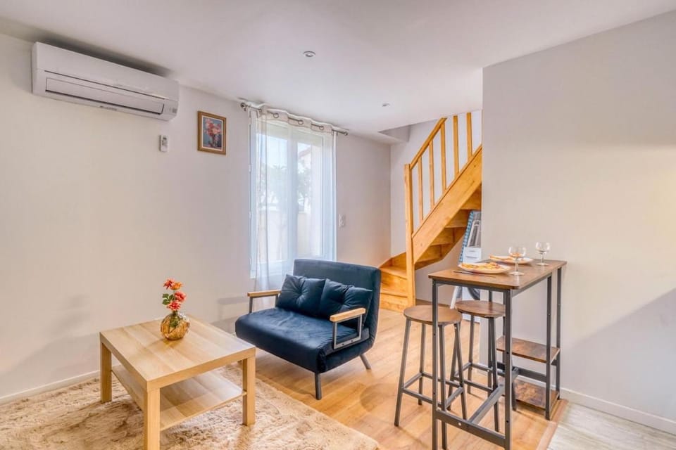 Living room, air conditioner