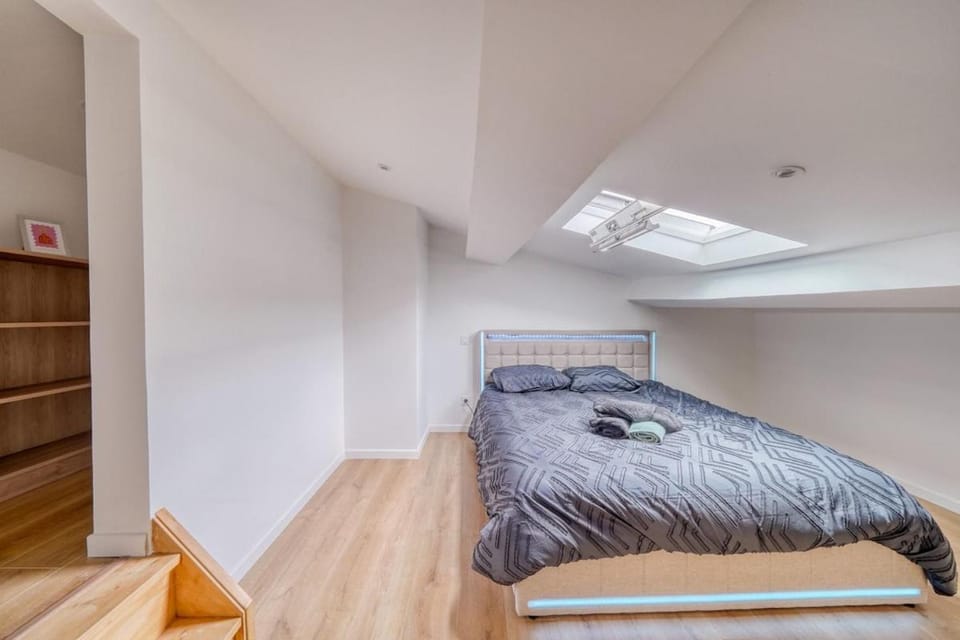 Bed, Photo of the whole room, Bedroom