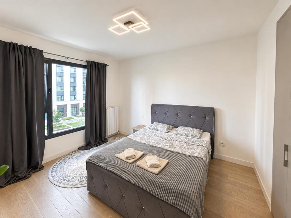 Bed, Photo of the whole room, Bedroom, towels