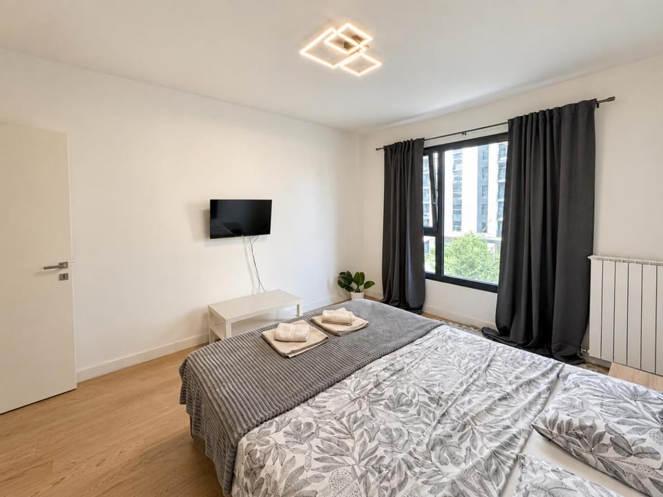 Bed, TV and multimedia, Photo of the whole room, Bedroom, towels