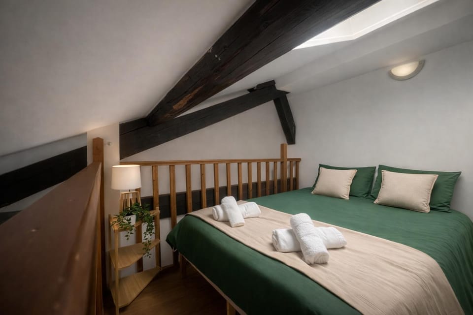 Bed, Photo of the whole room, Bedroom, towels