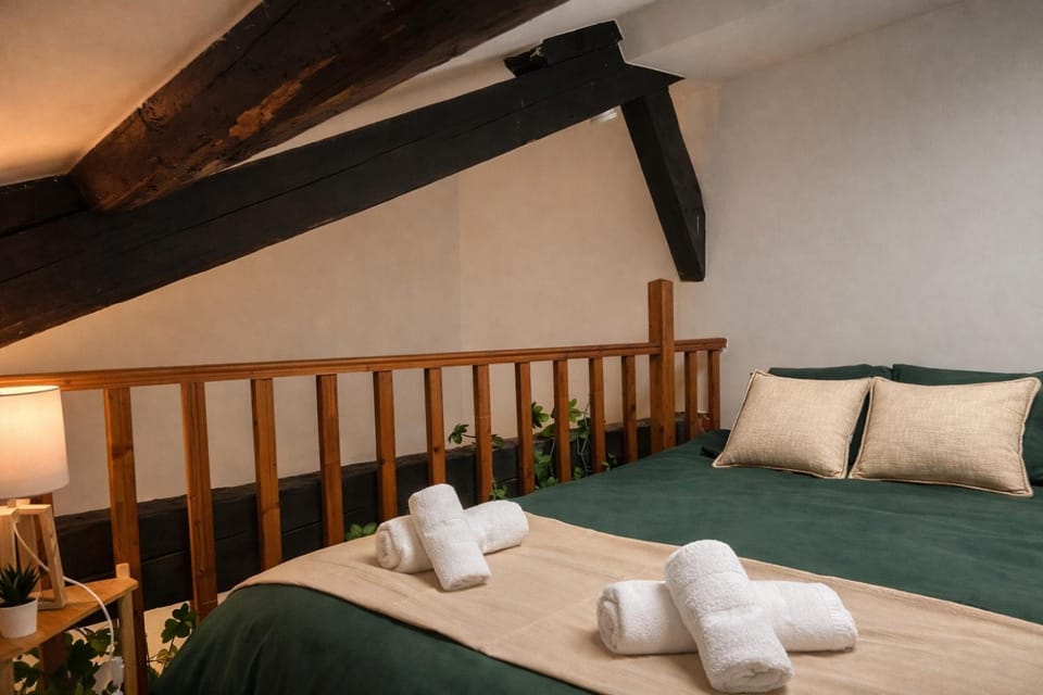 Bed, Photo of the whole room, Bedroom, towels