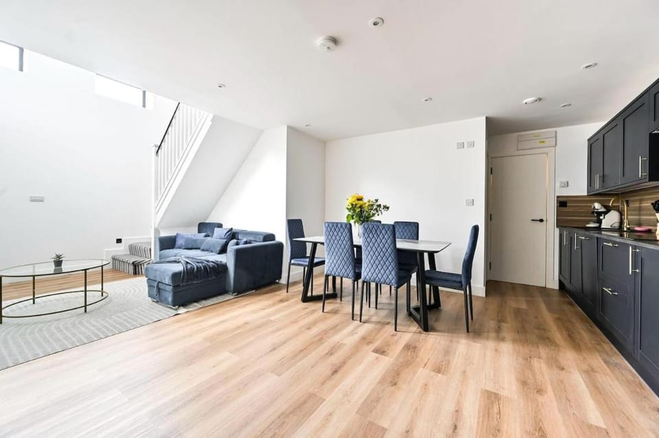 Spacious Fulham Duplex, Two floors, 3 Bedrooms, 1 Full Bathroom and 1 Half Bathroom Apartment in London