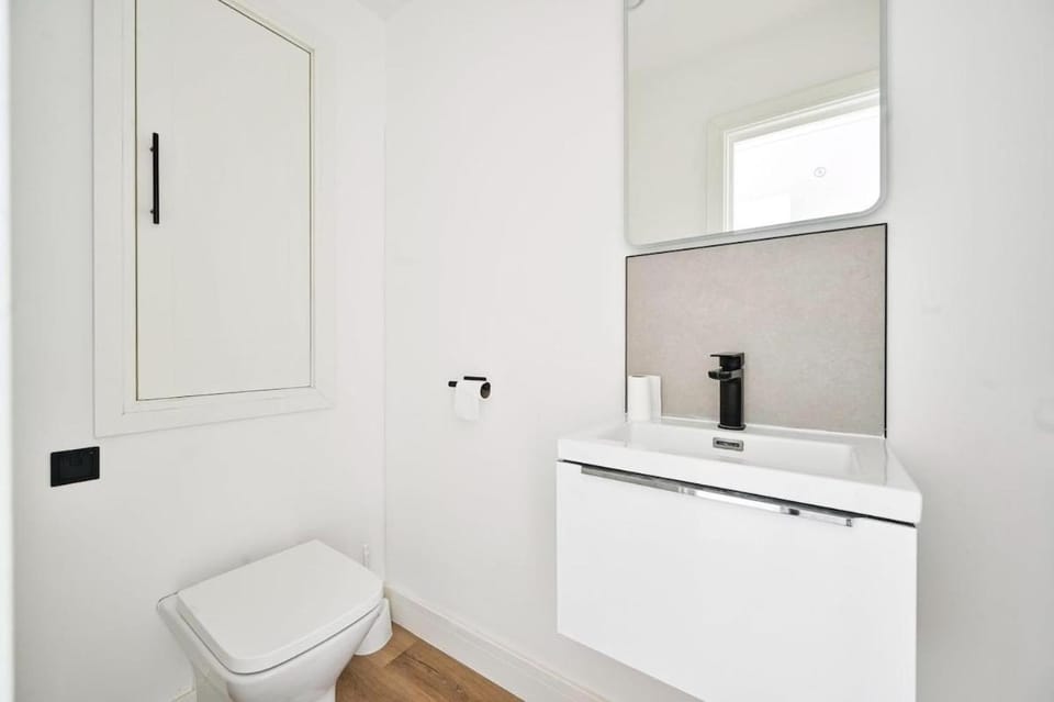 Spacious Fulham Duplex, Two floors, 3 Bedrooms, 1 Full Bathroom and 1 Half Bathroom Apartment in London
