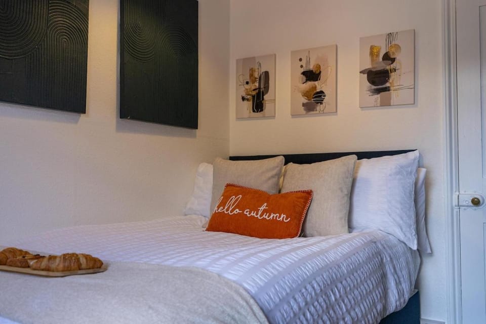 Central 3BR House Free Parking FastWifi by The Opulent Property Project House in Colchester