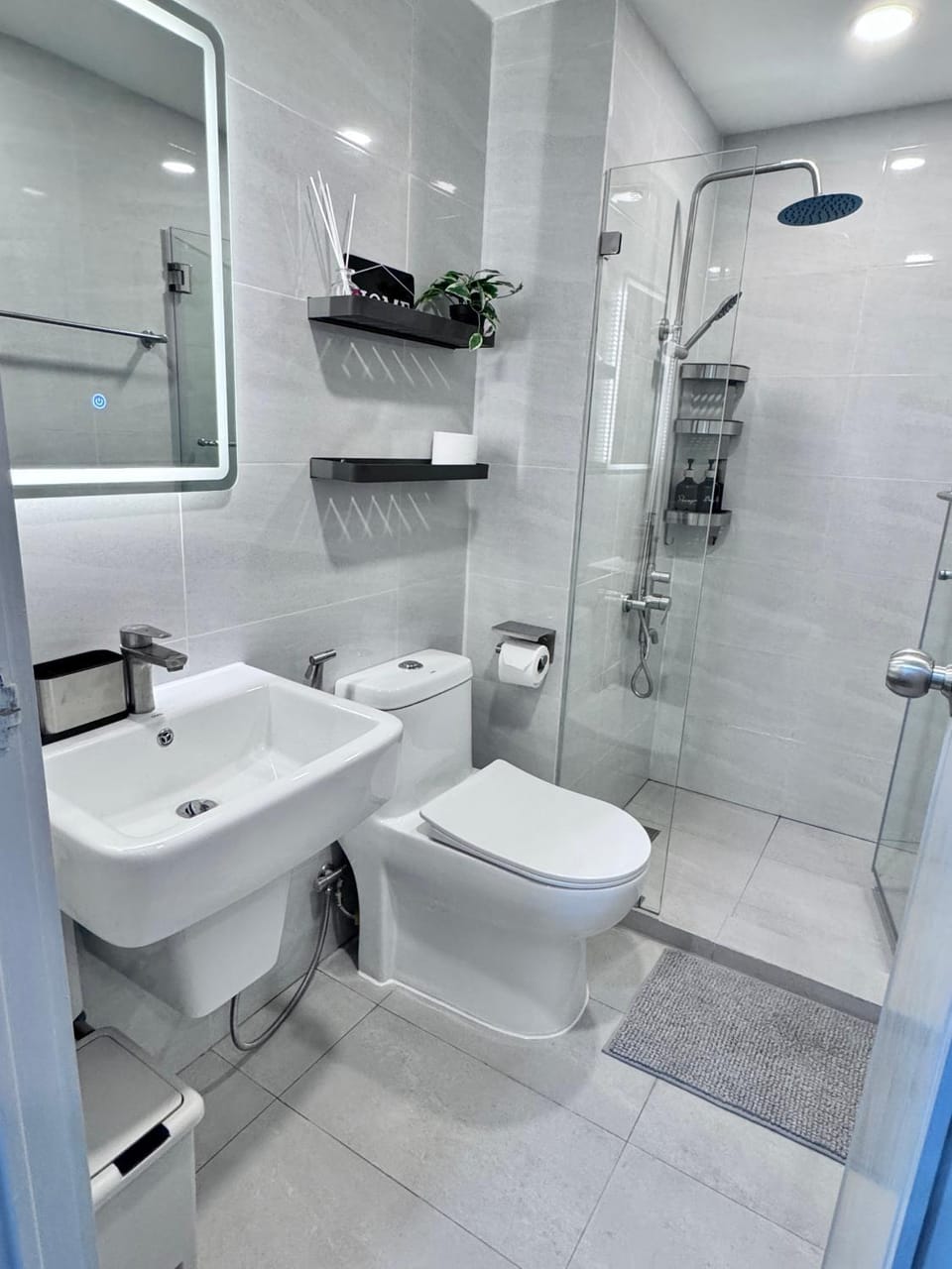 Shower, Toilet, Bathroom, bidet, towels