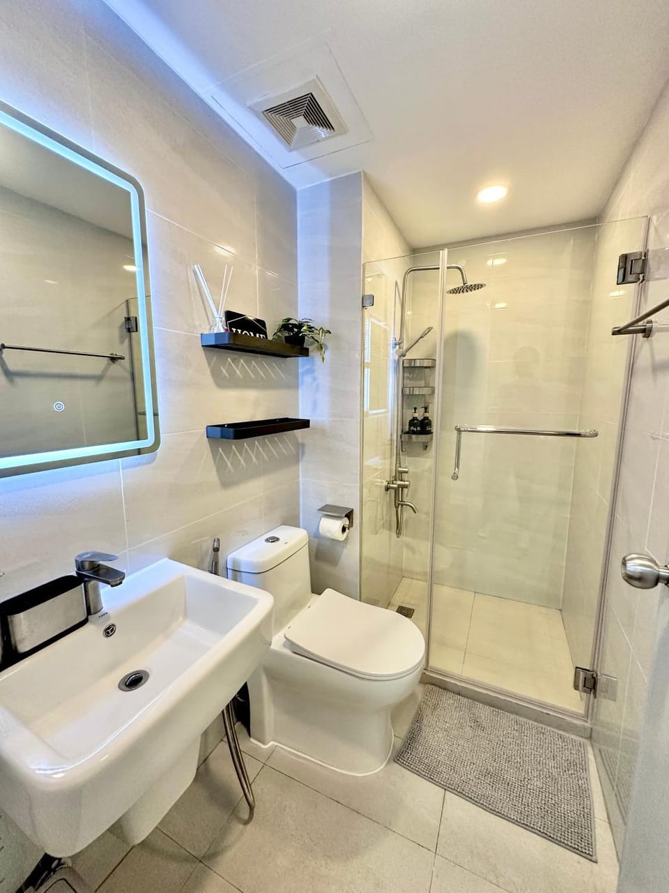 Shower, Toilet, Bathroom, towels