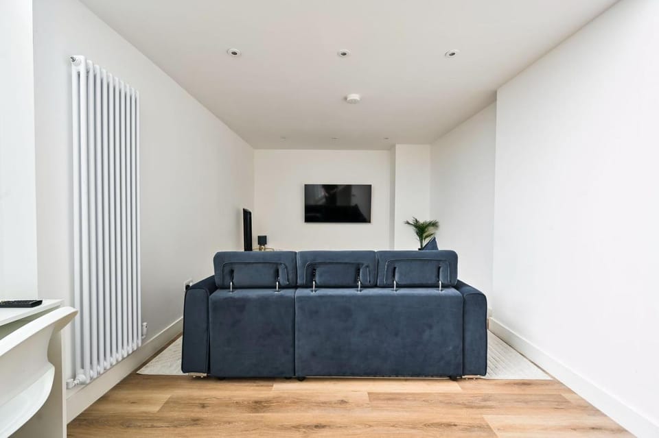 Chic 3BR Duplex, Sleeps 6, Heart of Fulham Apartment in London