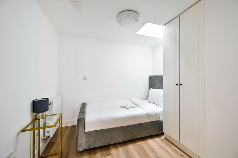 Chic 3BR Duplex, Sleeps 6, Heart of Fulham Apartment in London