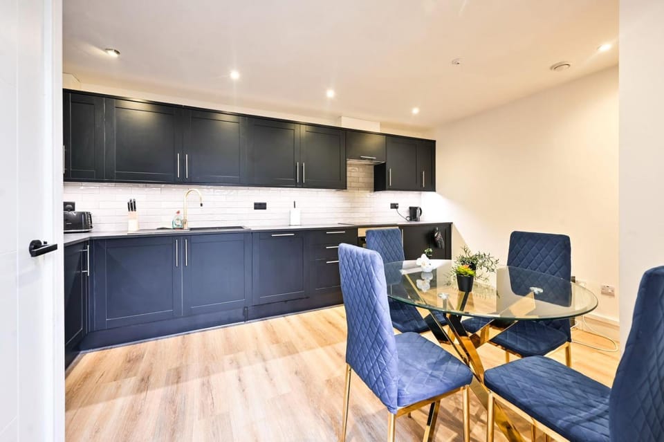 Chic 3BR Duplex, Sleeps 6, Heart of Fulham Apartment in London