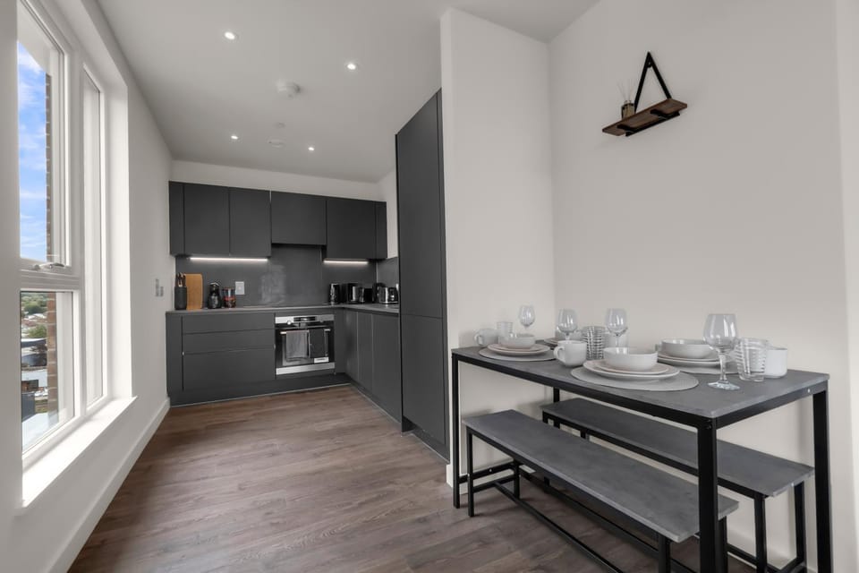 Kitchen or kitchenette, Dining area