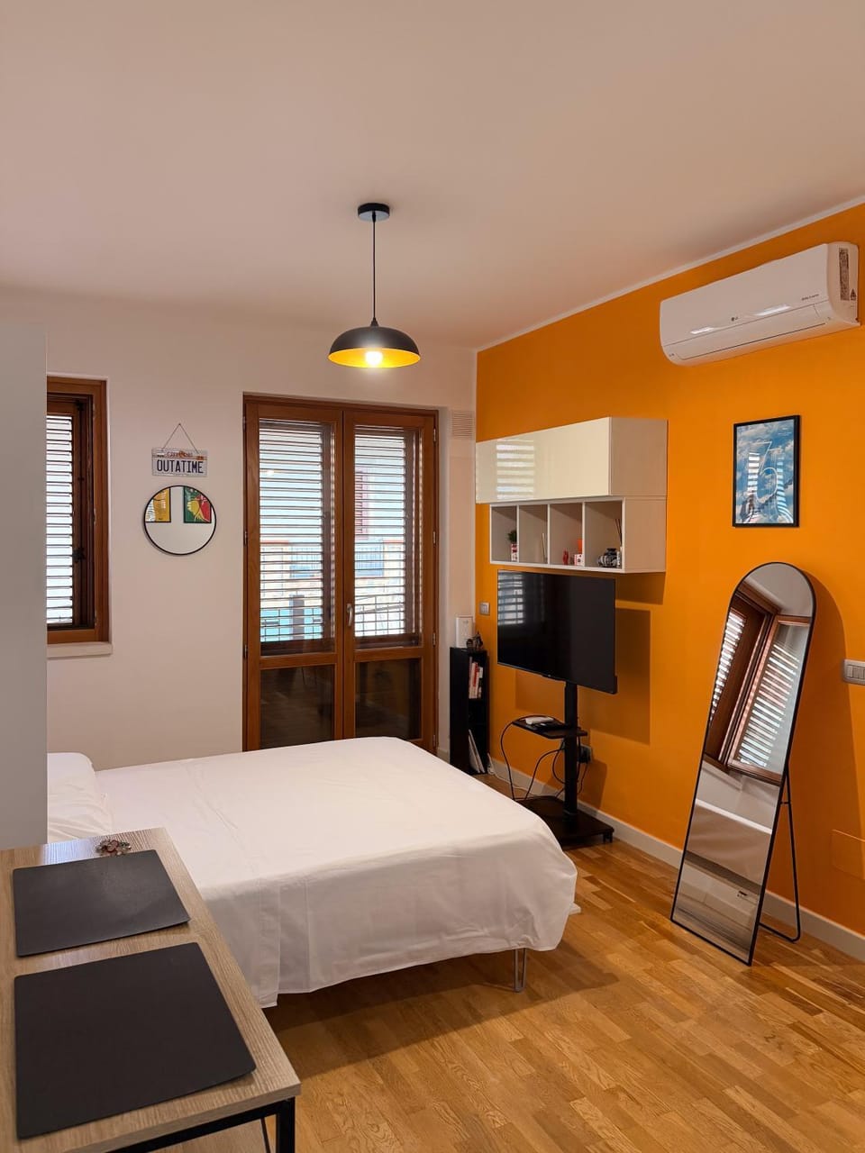 Bed, TV and multimedia, Photo of the whole room