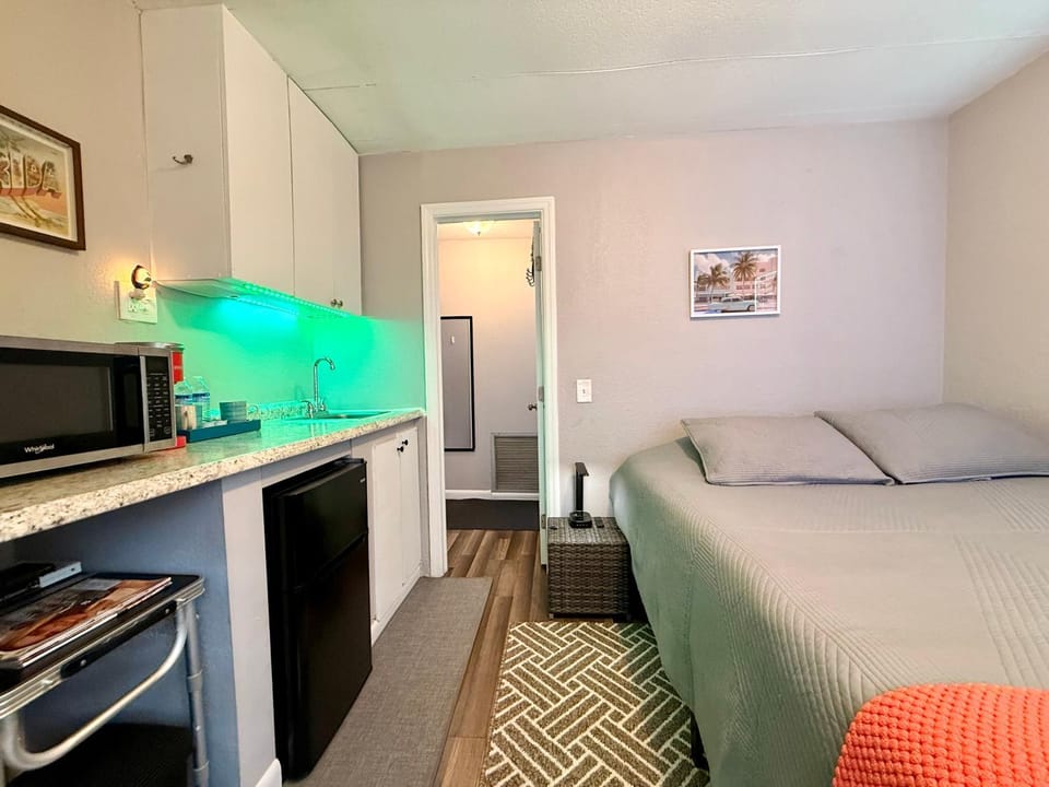Cozy Room with Private Entry and Bathroom PGA Blvd Bed and Breakfast in Palm Beach Gardens