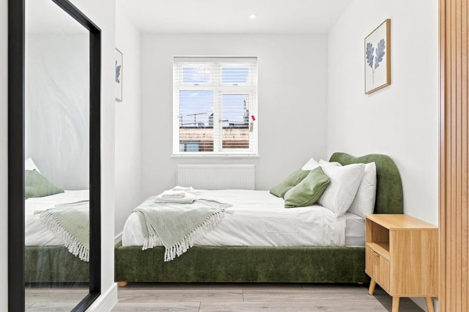 Stylish Ilford Stay Near Elizabeth Line House in Barking