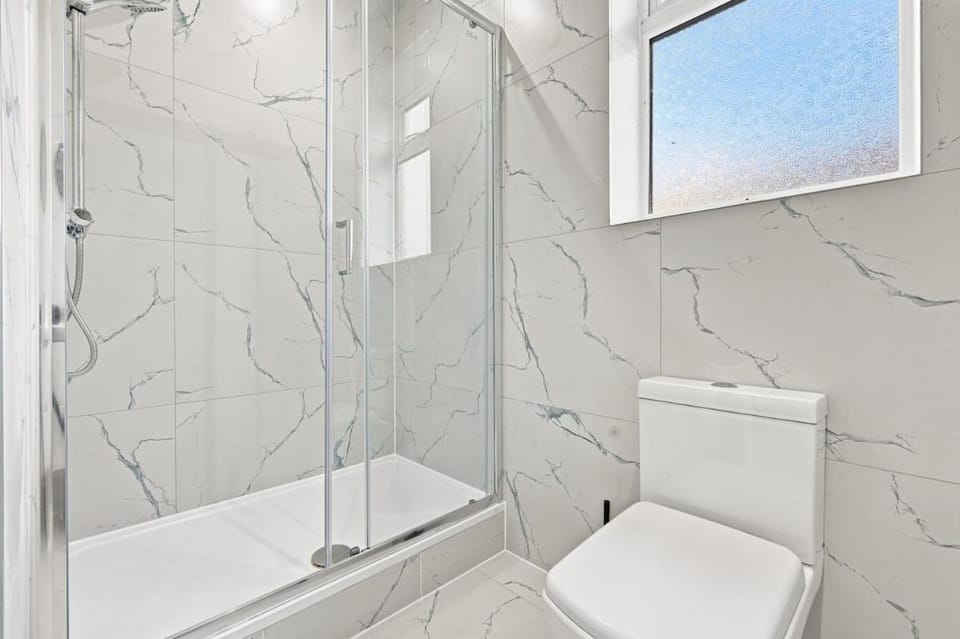 Stylish Ilford Stay Near Elizabeth Line House in Barking