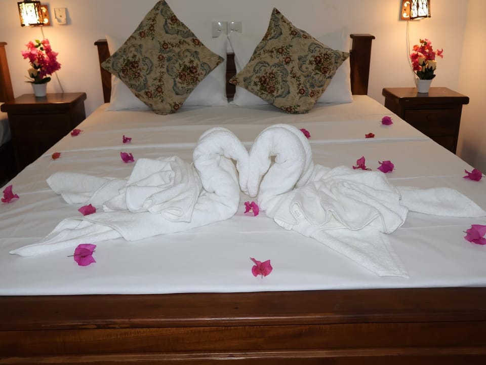 Bed, Photo of the whole room, Bedroom, towels