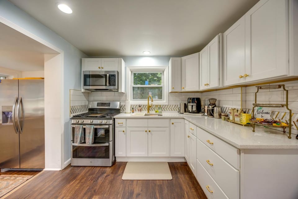 Extended Stay Near Yale: East Haven Home w/ Yard! House in East Haven