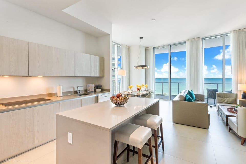 Front-Row Ocean Experience in a Low-Floor 2BR Apartment in Hollywood Beach