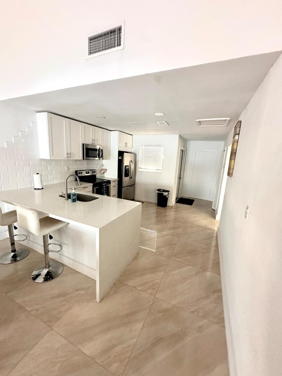 Spectacular lake view retreat in a prime location House in Dania Beach