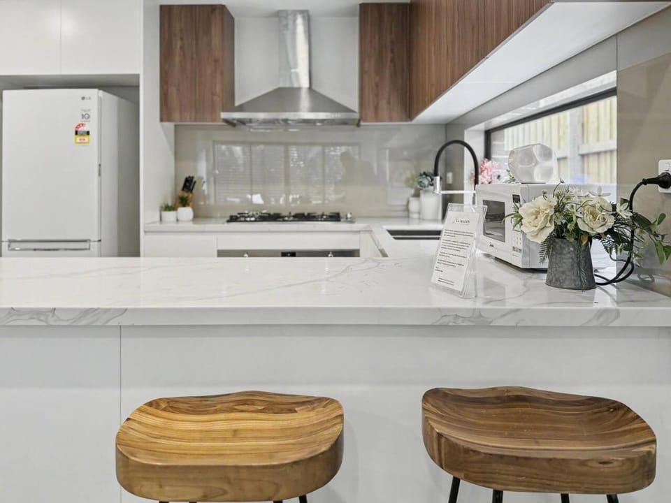 Blooming in splendour - 4BR Townhouse 3BA Ivanhoe House in Melbourne