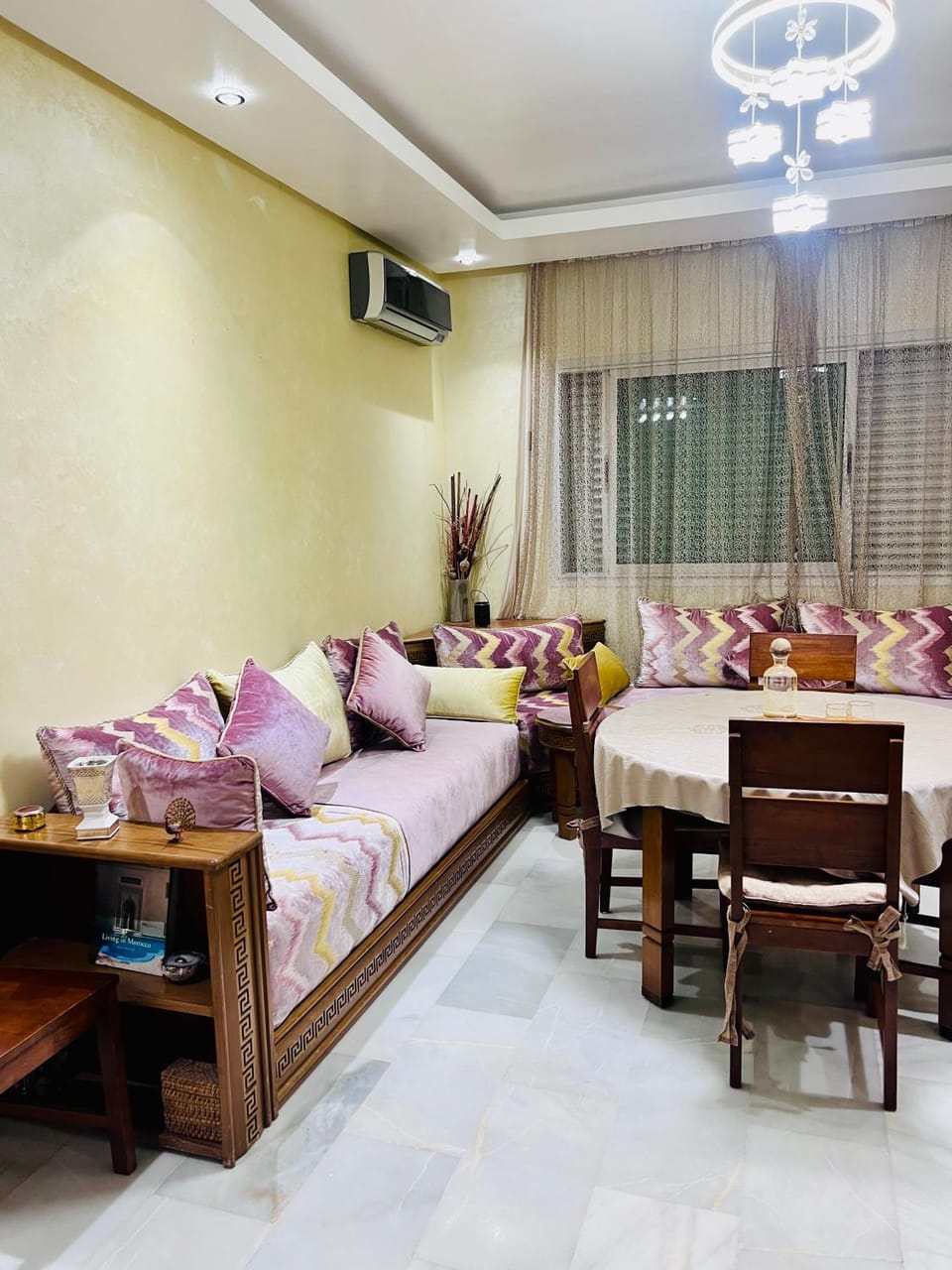 Living room, Seating area, air conditioner