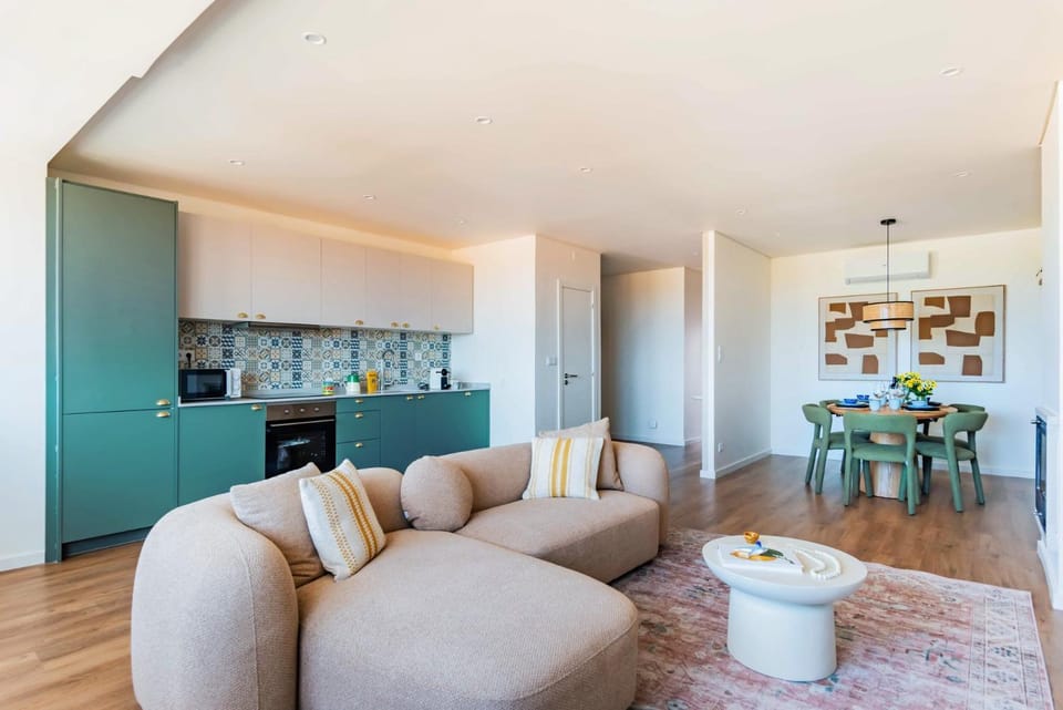 TV and multimedia, Living room, Seating area, Dining area, internet, air conditioner