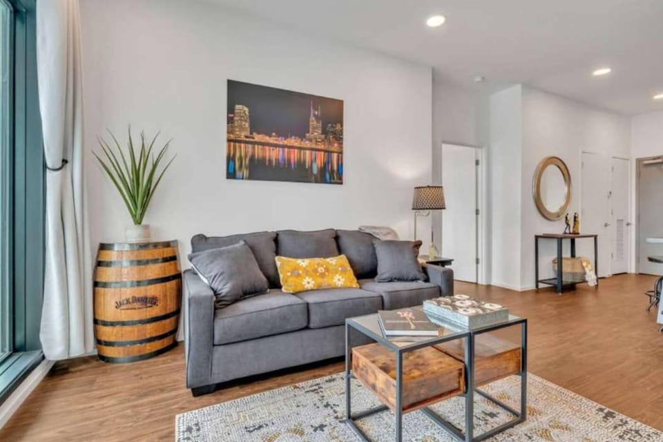 Modern Condo Near Gulch & Broadway King and Pool Apartment in Music Row