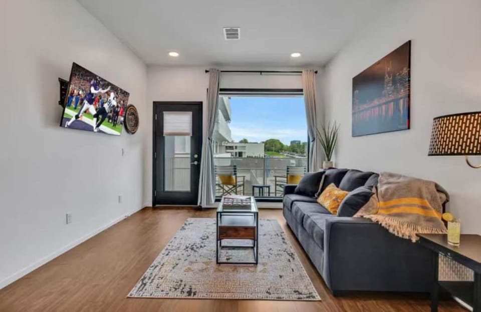 Modern Condo Near Gulch & Broadway King and Pool Apartment in Music Row